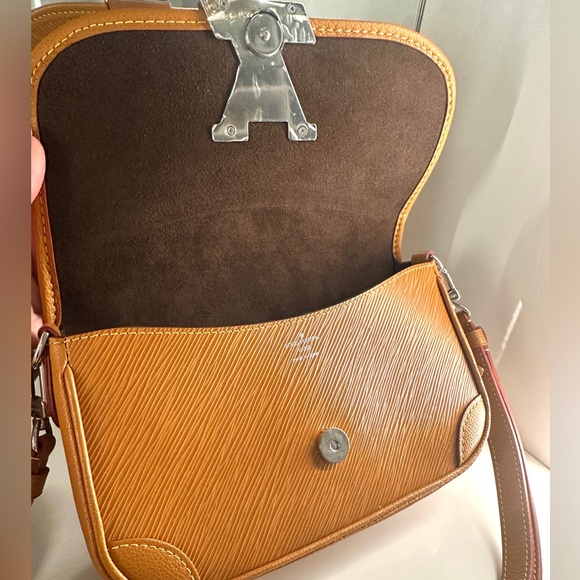 Louis Vuitton Buci Crossbody Epi Leather - Picture 4 of 4
